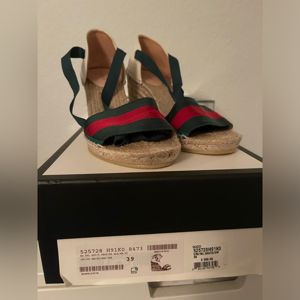 Gucci Women's Black and Green Espadrille Sandals